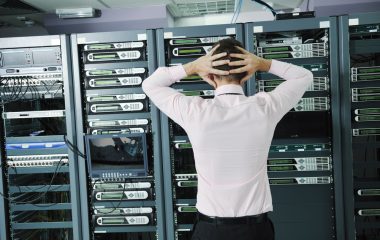itbusinessmaninnetworkserverroomhaveproblemsandlookingfordisastersituationsolu
